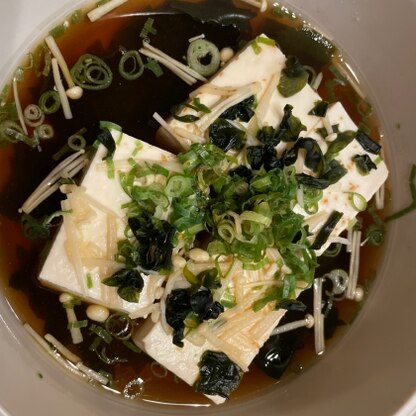 レンジでお手軽に湯豆腐が作れました。わかめとえのきがお豆腐に合って美味しかったです。